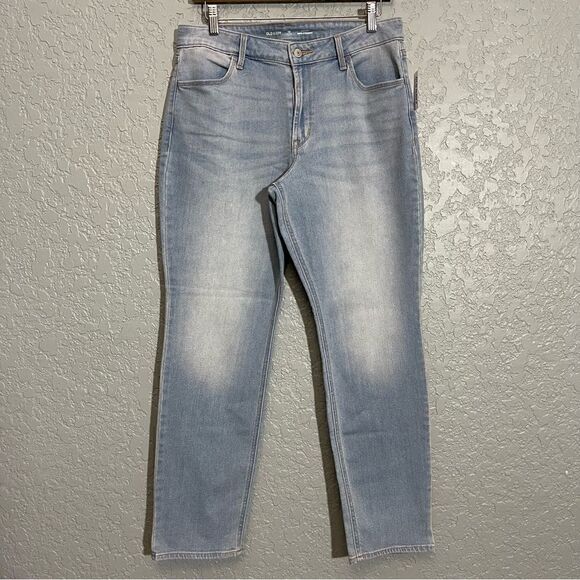 Old Navy High-Waisted Wow Straight Jeans - Picture 2 of 9